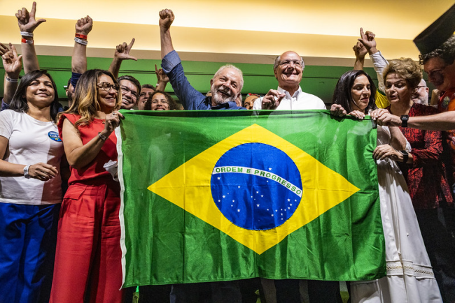 Lula celebrates his victory in São Paulo on election night, October 30, 2022. (Oliver Kornblihtt / Mídia NINJA / CC BY-NC 2.0)