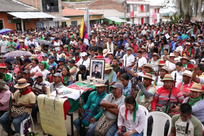 Minguero/as esperando la llegada del presidente Duque. (Consejo Regional Indígena del Cauca CRIC)