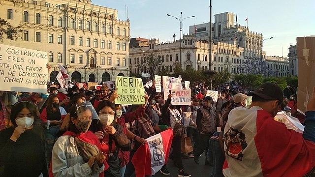 People protest in Lima's Plaza San Martín, November 12, 2020. (Johnattan Rupire / Wikimedia)