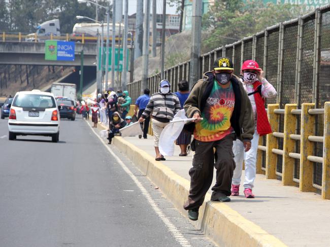 Narrow sidewalks in Puente El Naranjo (Photo by Vaclav Masek)