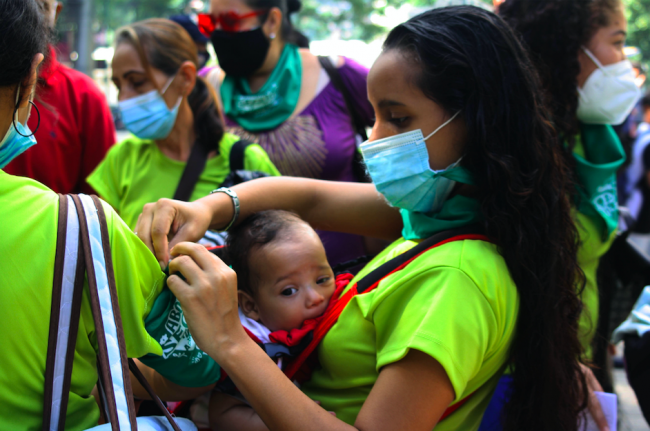 Demonstrators participate in a march calling for the decriminalization of abortion at Plaza Morelos de Bellas Artes, Caracas, Venezuela, September 28, 2021. (Jessika Ramírez Paz)