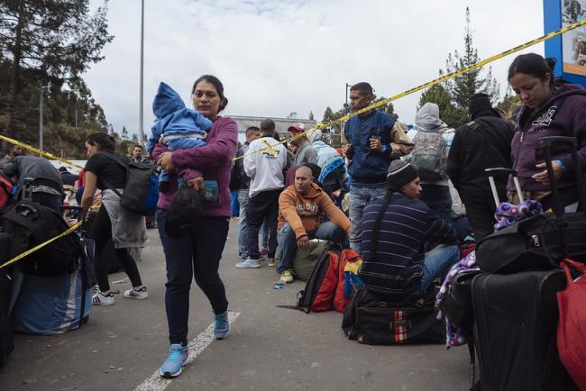 Cientos de venezolanos esperando en la frontera de Ecuador en 2018. (UNICEF Ecuador)