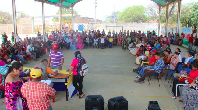 Una mesa técnica de agua en La Guajira, Venezuela. Las mesas técnicas de agua, junto con otras organizaciones como los comités de tierra urbanos, fueron modelos de la democracia participativa que luego dio paso a las comunas. (MPPAAguas / CC BY-SA 4.0)