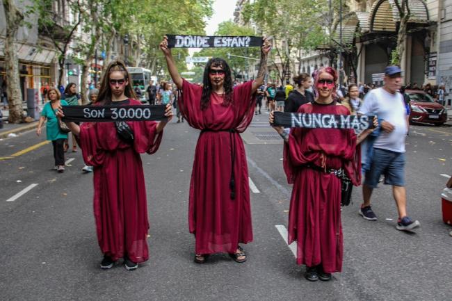 Manifestantes participan en intervenciones artísticas en el centro de Buenos Aires durante la marcha por la Memoria, la Verdad y la Justicia el 24 de marzo de 2025. (Virginia Tognola)